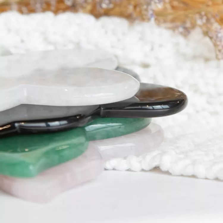 ເປັນຫຍັງ Jade Roller Gua Sha ຈຶ່ງກາຍເປັນສິ່ງສຳຄັນຂອງການດູແລຜິວສຳລັບທຸກຄົນ